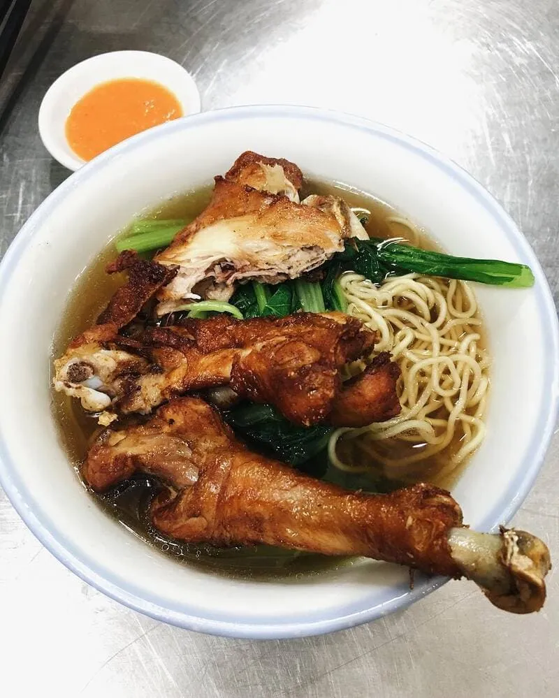 Tô mì vịt tiềm sủi cảo với nước dùng nóng và thịt vịt thơm