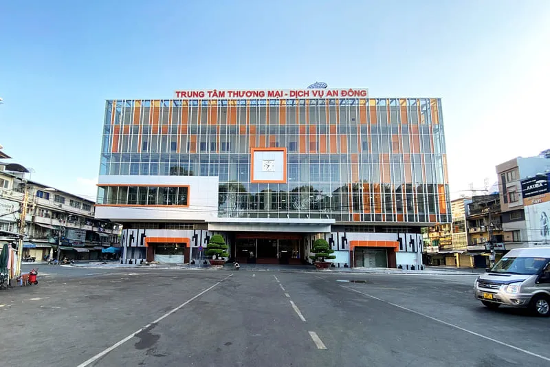 Lối đi bên trong chợ An Đông với các gian hàng san sát