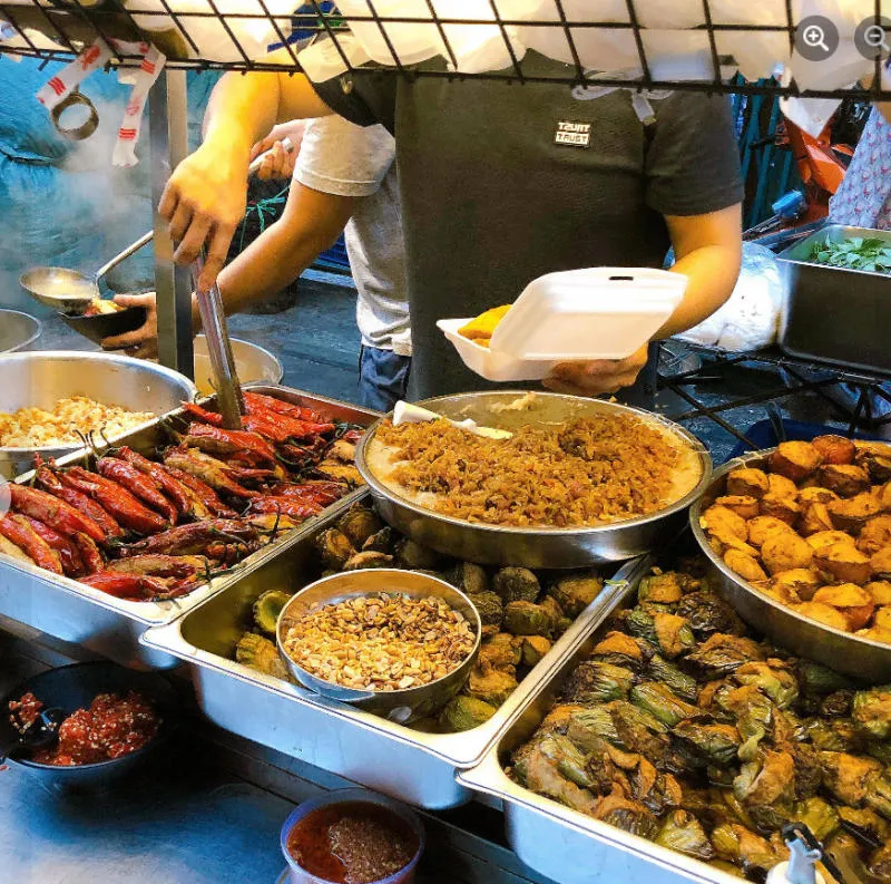 Khu ăn uống đông vui với nhiều món hấp dẫn tại chợ Phùng Hưng