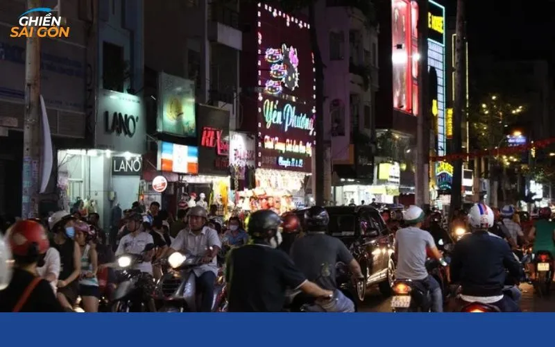 Dãy cửa hàng và biển hiệu san sát trên đường Nguyễn Trãi, thể hiện mật độ dịch vụ dày đặc