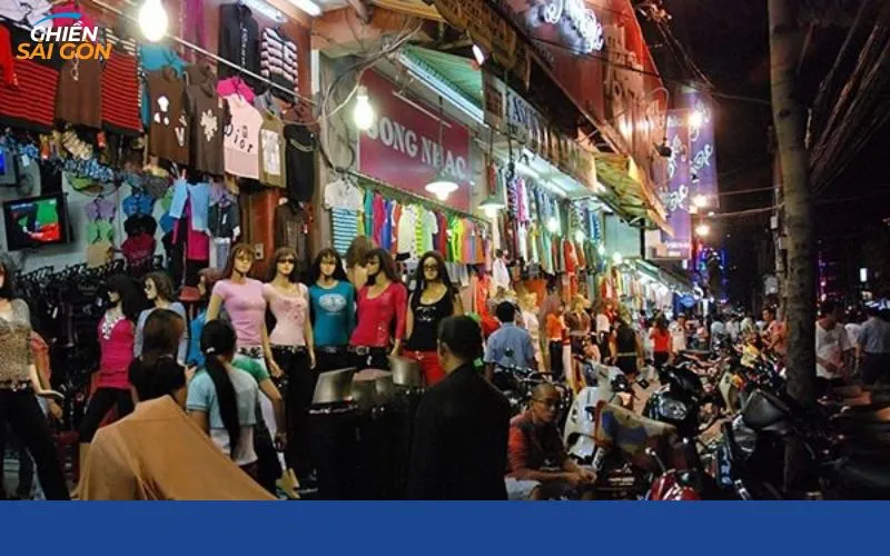 Một góc đường Nguyễn Trãi với dòng xe đông và cảnh quan cây xanh hai bên