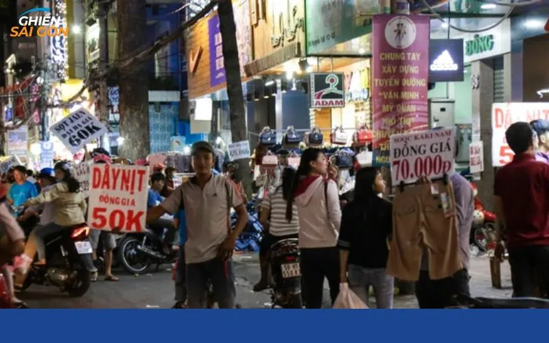 Không gian đô thị dọc đường Nguyễn Trãi, thể hiện sự phát triển và nhu cầu chỉnh trang hạ tầng