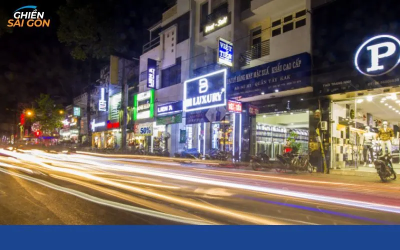 Một đoạn phố Nguyễn Trãi với không khí ẩm thực và mua sắm, phù hợp cho trải nghiệm khám phá trong ngày