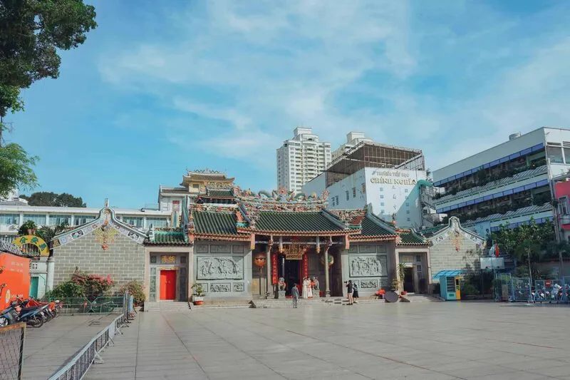 Mặt tiền Hội quán Nghĩa An trên đường Nguyễn Trãi với sắc đỏ đặc trưng