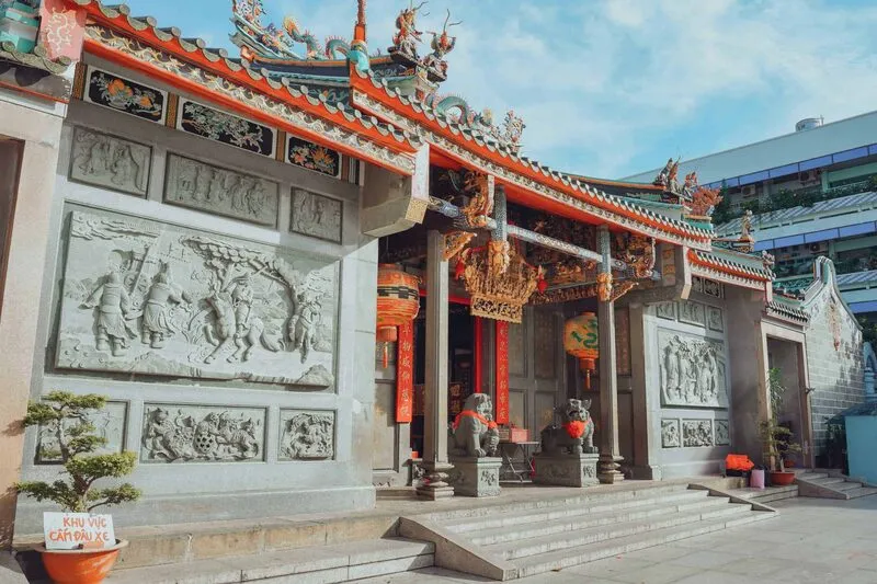 Tượng lân đá đặt đối xứng trước cửa miếu tạo vẻ uy nghi