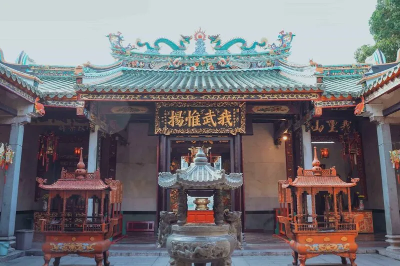 Tiền điện với hương án đặt giữa không gian thờ tự