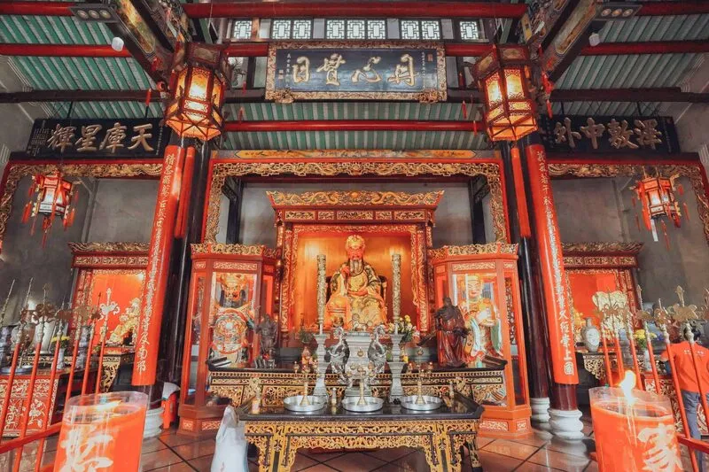 Chánh điện với gian thờ Quan Thánh Đế Quân và các chi tiết chạm trổ