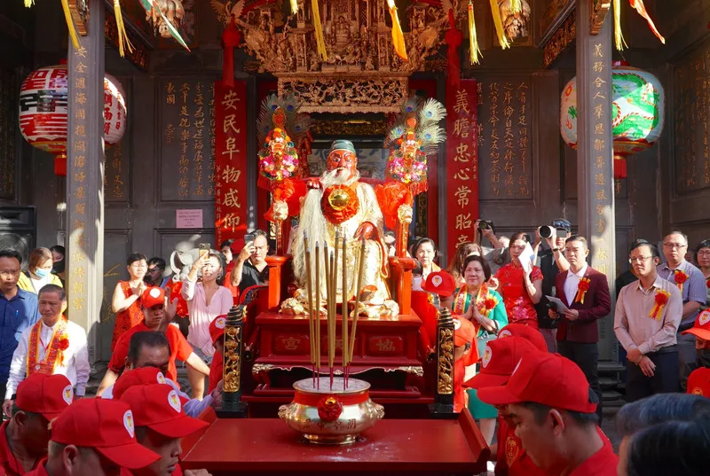 Không khí lễ hội nhộn nhịp với đông người tham gia cầu nguyện