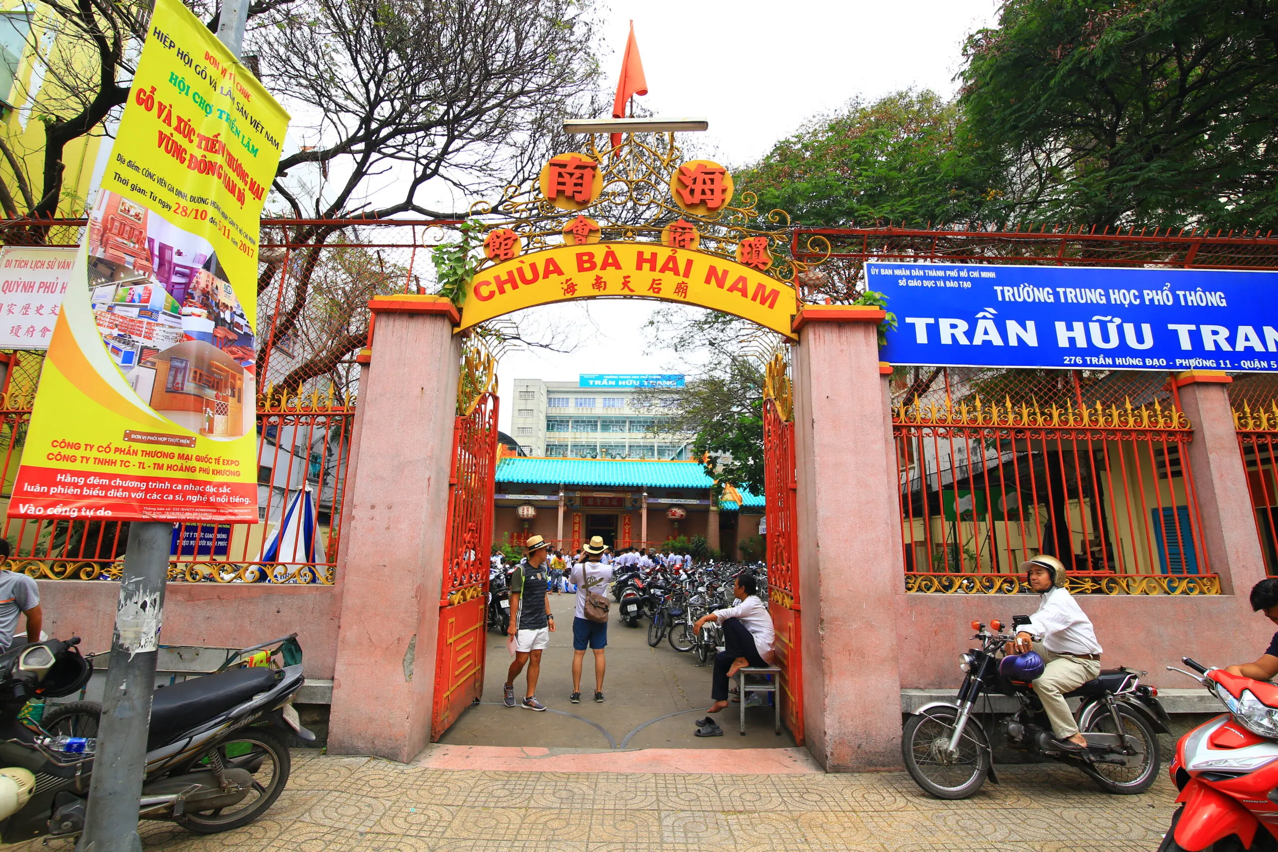 Mặt tiền hội quán Quỳnh Phủ trên đường Trần Hưng Đạo với kiến trúc truyền thống người Hoa