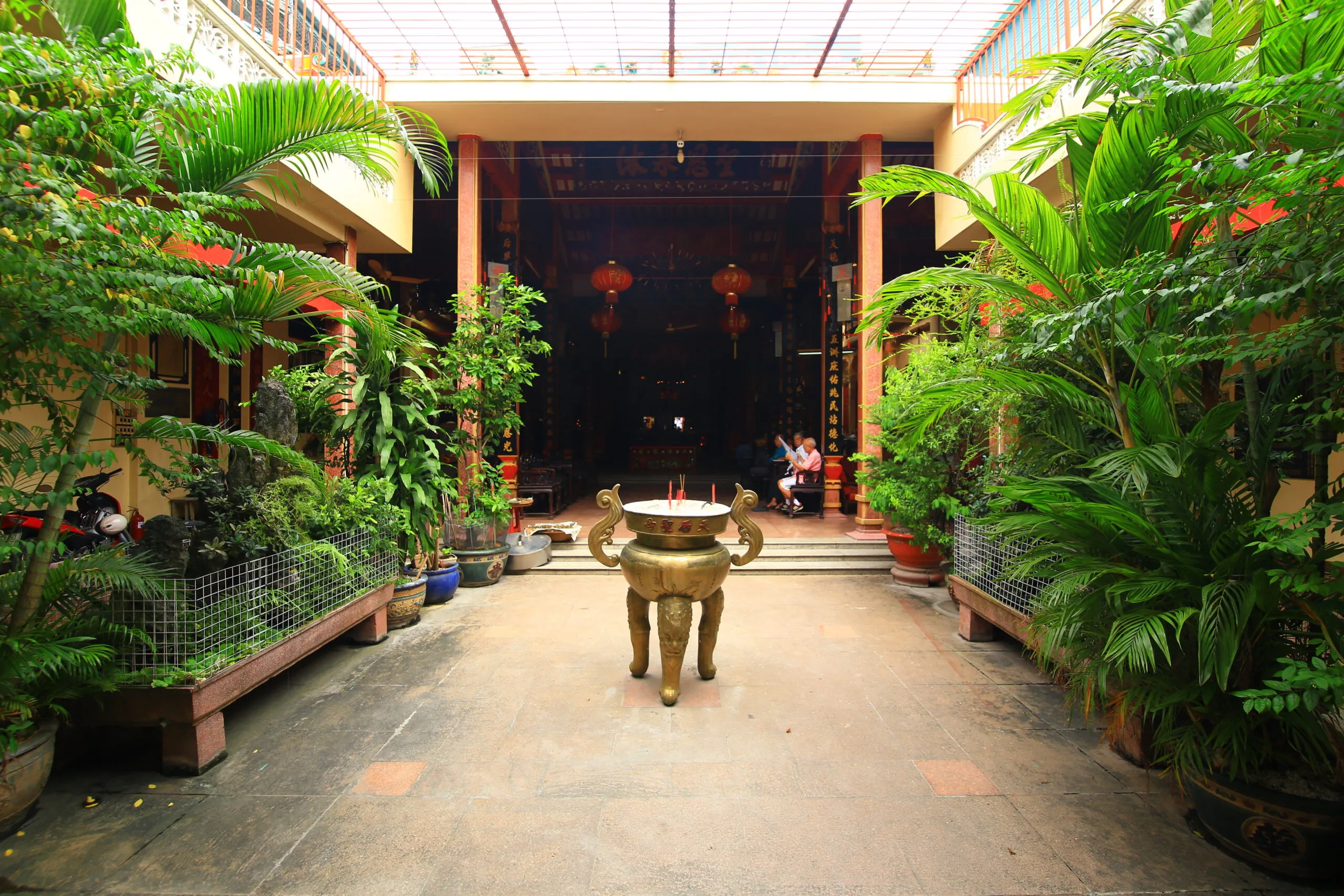 Sân trong hội quán với khoảng thông thiên tỉnh tạo ánh sáng và thông gió tự nhiên