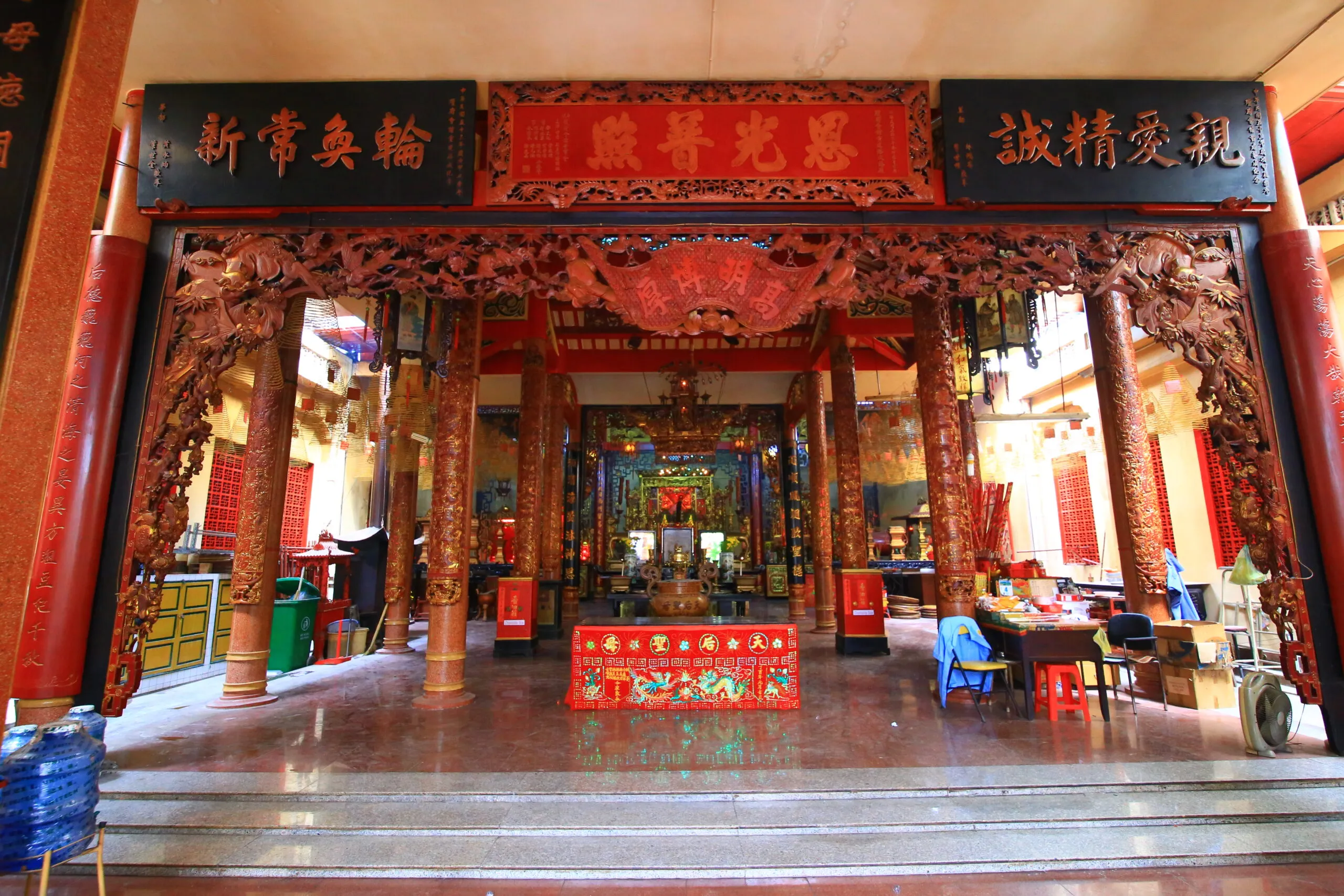 Không gian thờ tự với hệ thống hoành phi câu đối và chạm khắc gỗ tinh xảo