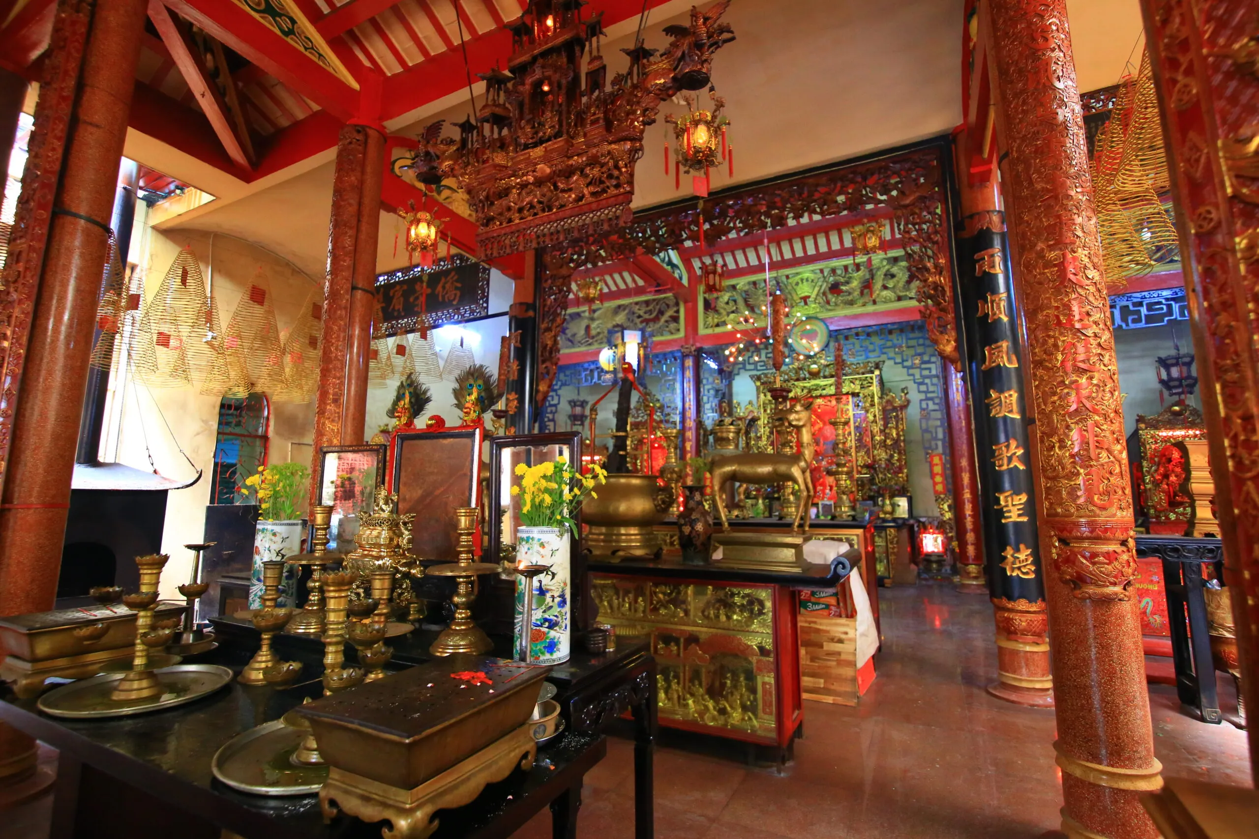 Chi tiết trang trí chạm khắc và hoa văn chữ Hán trên nền gỗ trong nội thất hội quán