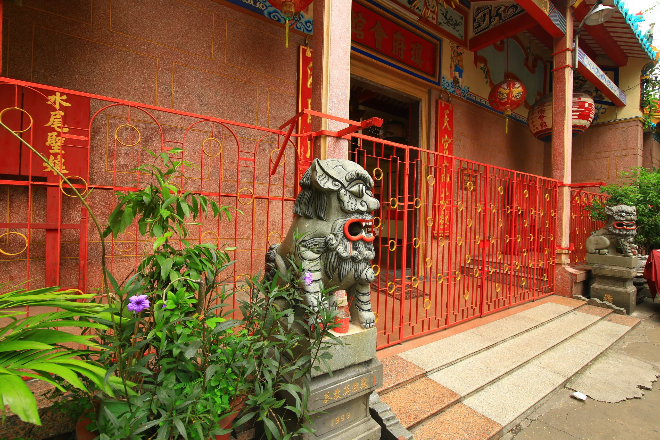 Góc nhìn tổng thể không gian bên trong hội quán, thể hiện sự bề thế và lớp lang kiến trúc