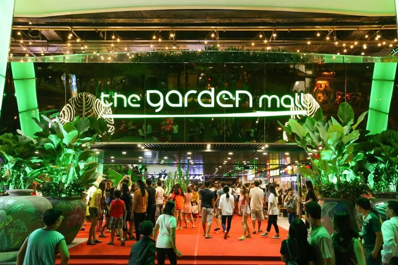 Không gian bên trong The Garden Mall với nhiều khu mua sắm và thương hiệu