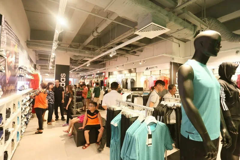 Khu mua sắm với các cửa hàng thời trang và thương hiệu nổi bật tại The Garden Mall