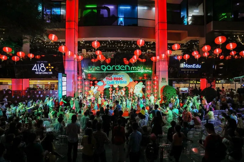 Khu vực tổ chức sự kiện đông khách với sân khấu và hoạt động cộng đồng