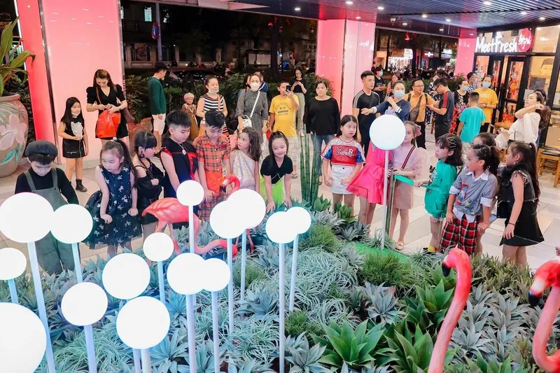 Vườn Hồng Hạc ở mặt tiền The Garden Mall với nhiều mô hình hồng hạc nổi bật