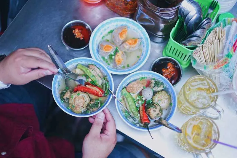 Khu ẩm thực chợ Thủ Đô sôi động vào chiều tối với nhiều món ăn vặt đặc trưng
