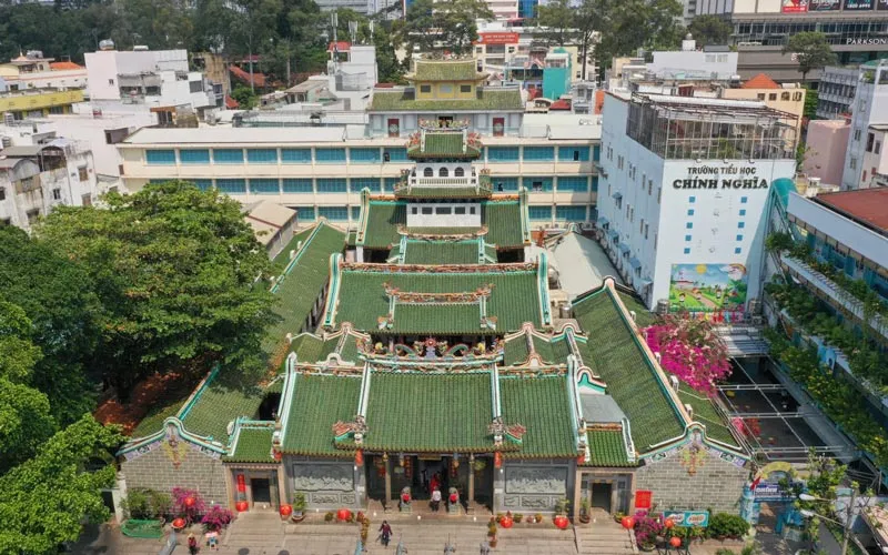 Khuôn viên chùa Ông rộng lớn với gam màu nổi bật và chi tiết trang trí truyền thống