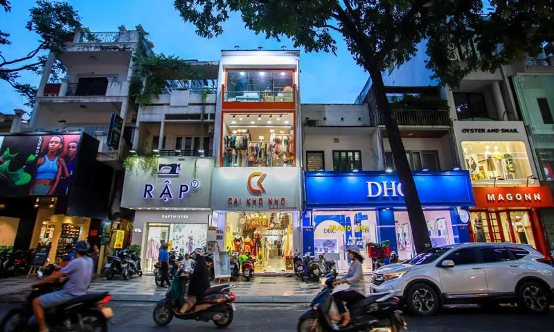 Dãy cửa hàng thời trang san sát trên đường Nguyễn Trãi tạo nên không khí mua sắm nhộn nhịp