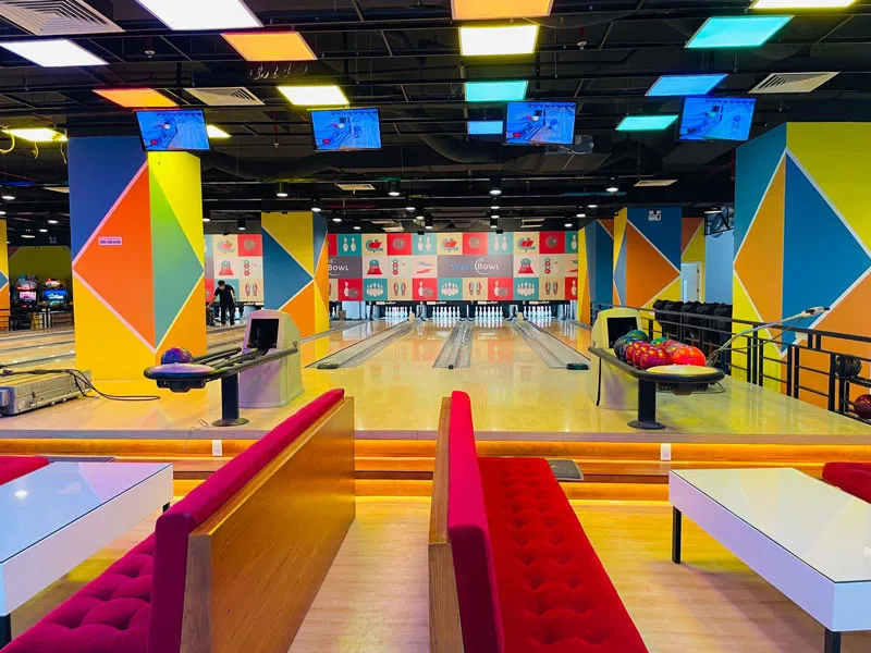 Khu bowling trong Hùng Vương Plaza là điểm hẹn giải trí được nhiều bạn trẻ lựa chọn