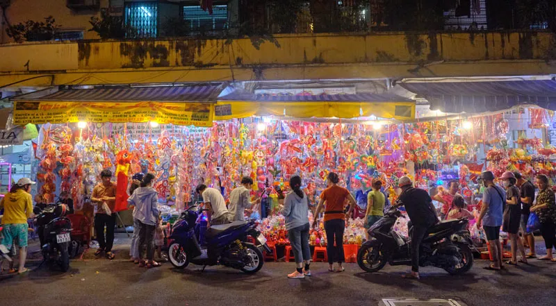 Con phố Lương Nhữ Học rực rỡ đèn lồng và đồ trang trí tạo nên khung cảnh chụp ảnh nổi bật